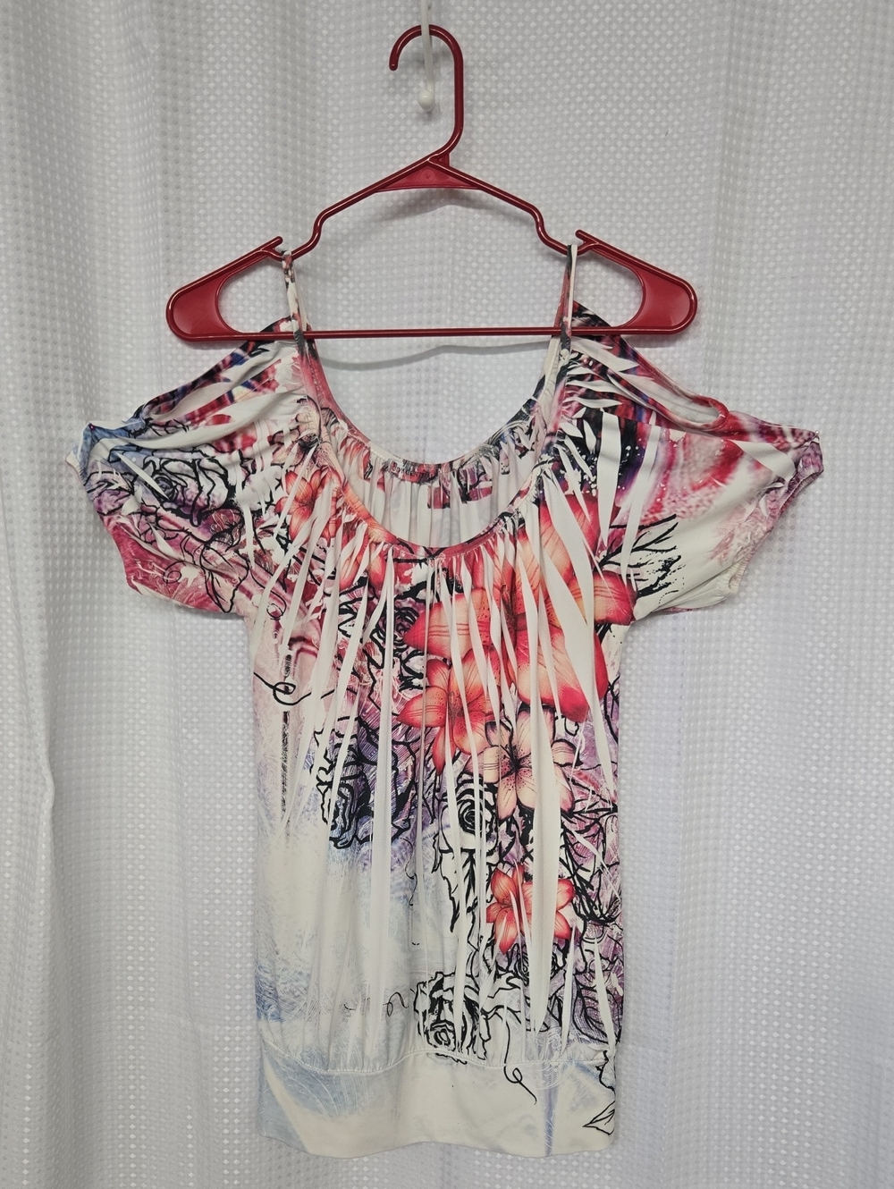 Body Central Cold-Shoulder Floral Crop Top in Pink and White